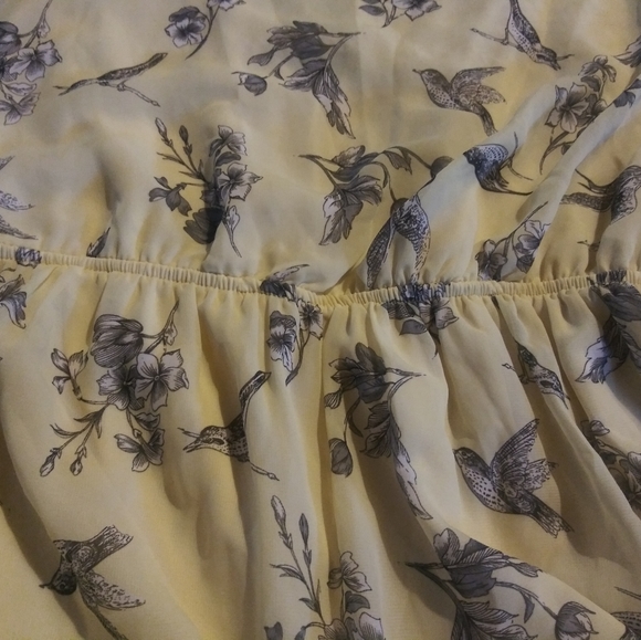 Flattering Yellow flower and bird print poly dress - Picture 7 of 7